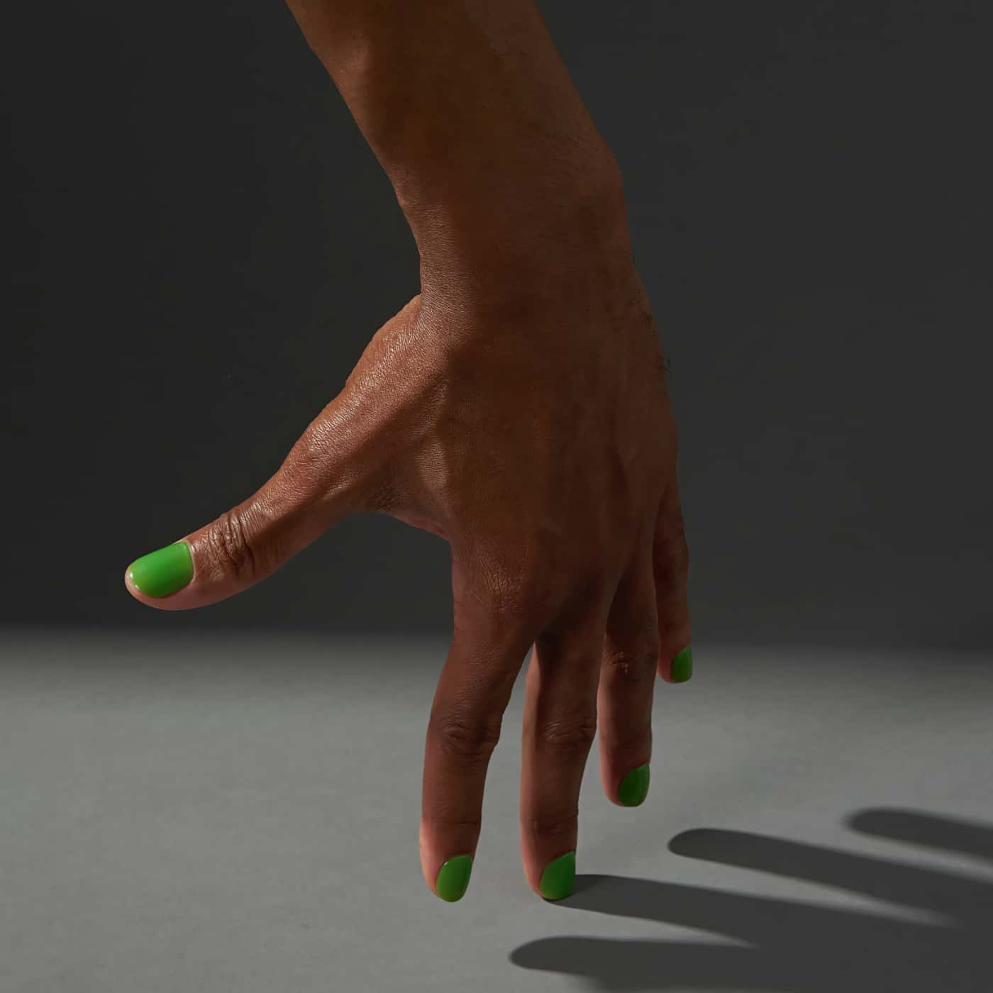 CND Vinylux Gleam & Glow No.470 Meadow Glow - Cheerful and vibrant green color - Perfect for fresh and summery look - Long-lasting shine