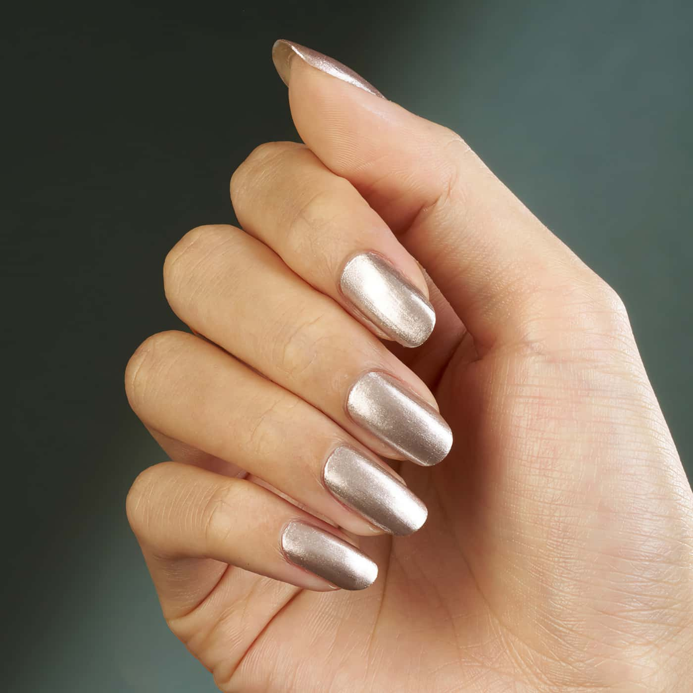 Silver-grey nail polish – CND Vinylux No. 480 Day To Knight – Timeless and glamorous look