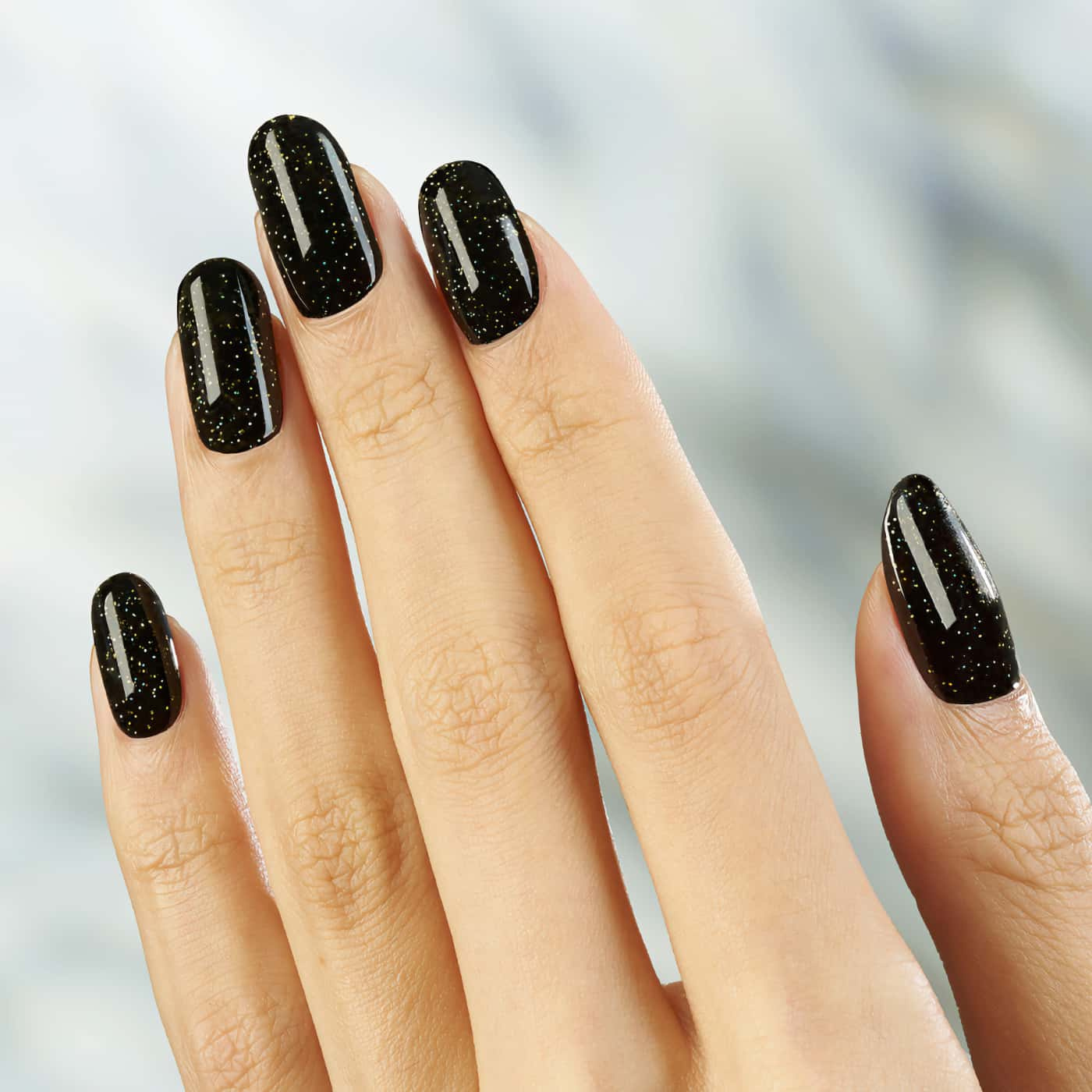 Black nail polish with glitter – CND Vinylux No. 483 Opulent Onyx – Enchanting look