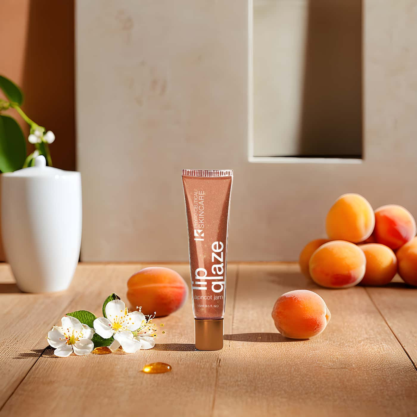 Lip gloss with apricot scent – hydrates and softens lips with a shimmering finish – natural ingredients like jojoba oil